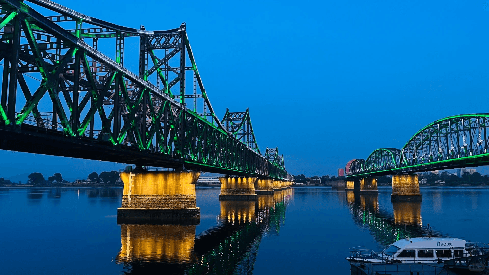 江边休闲与夜景